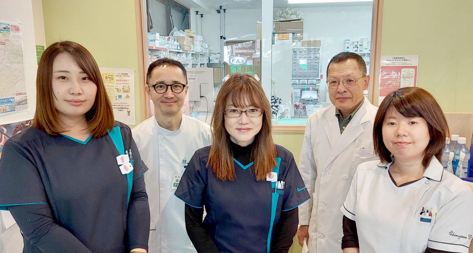 薬局長 森田 益史先生（後段左）、調剤事務 石井 順子様（前段中央）、管理栄養士兼調剤事務 亀山 英莉様（前段左）